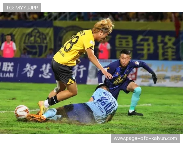 足球世界波直挂死角，展现无与伦比的技巧与艺术